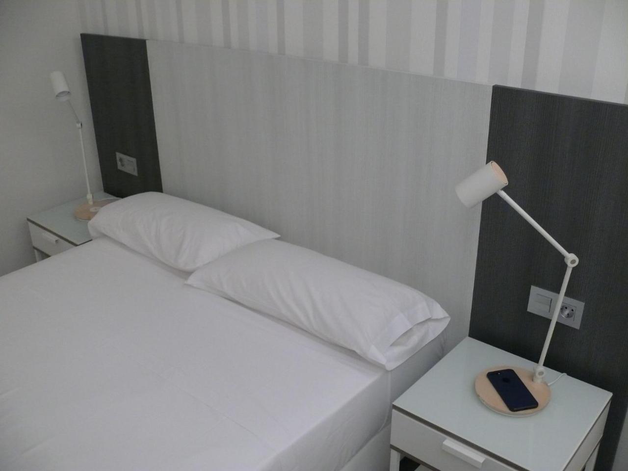 Hostal Bed Of The Sea Valencia Exterior photo