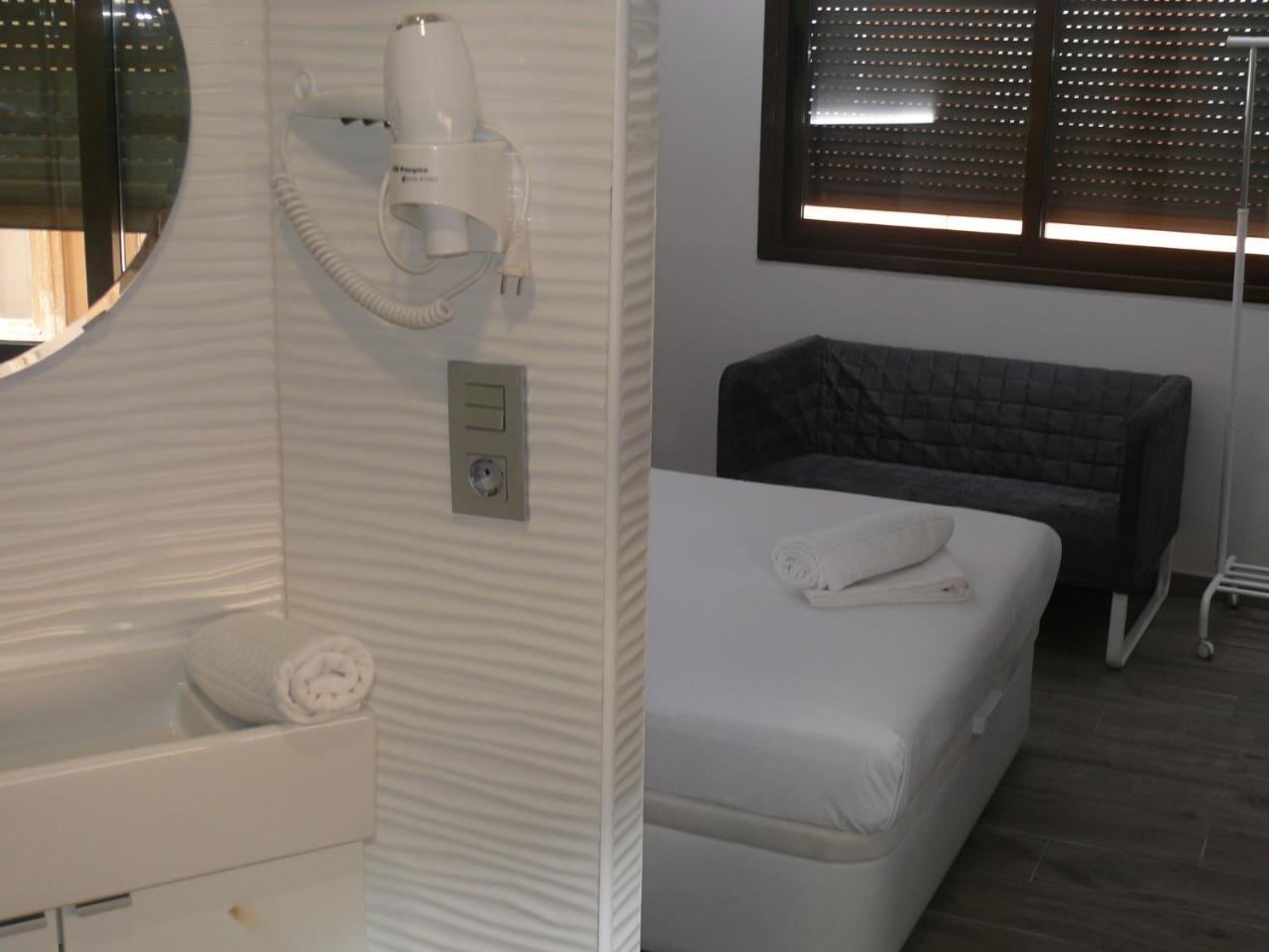 Hostal Bed Of The Sea Valencia Exterior photo