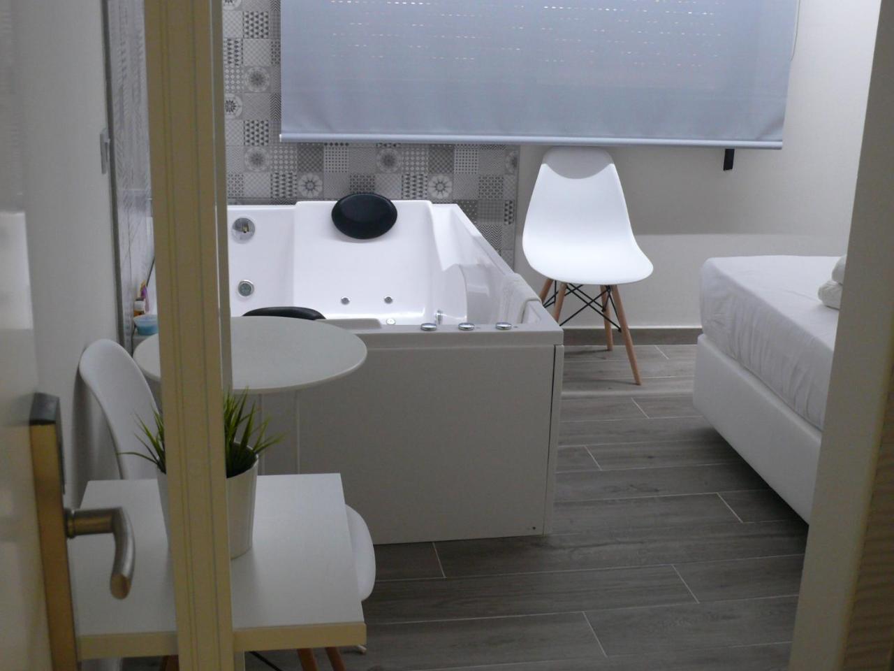 Hostal Bed Of The Sea Valencia Exterior photo