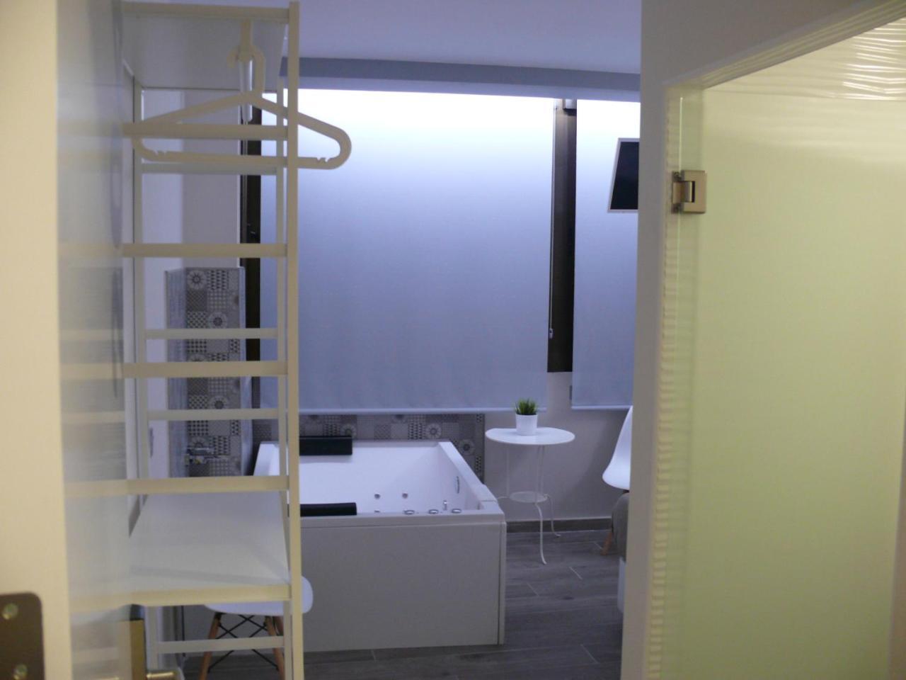 Hostal Bed Of The Sea Valencia Exterior photo