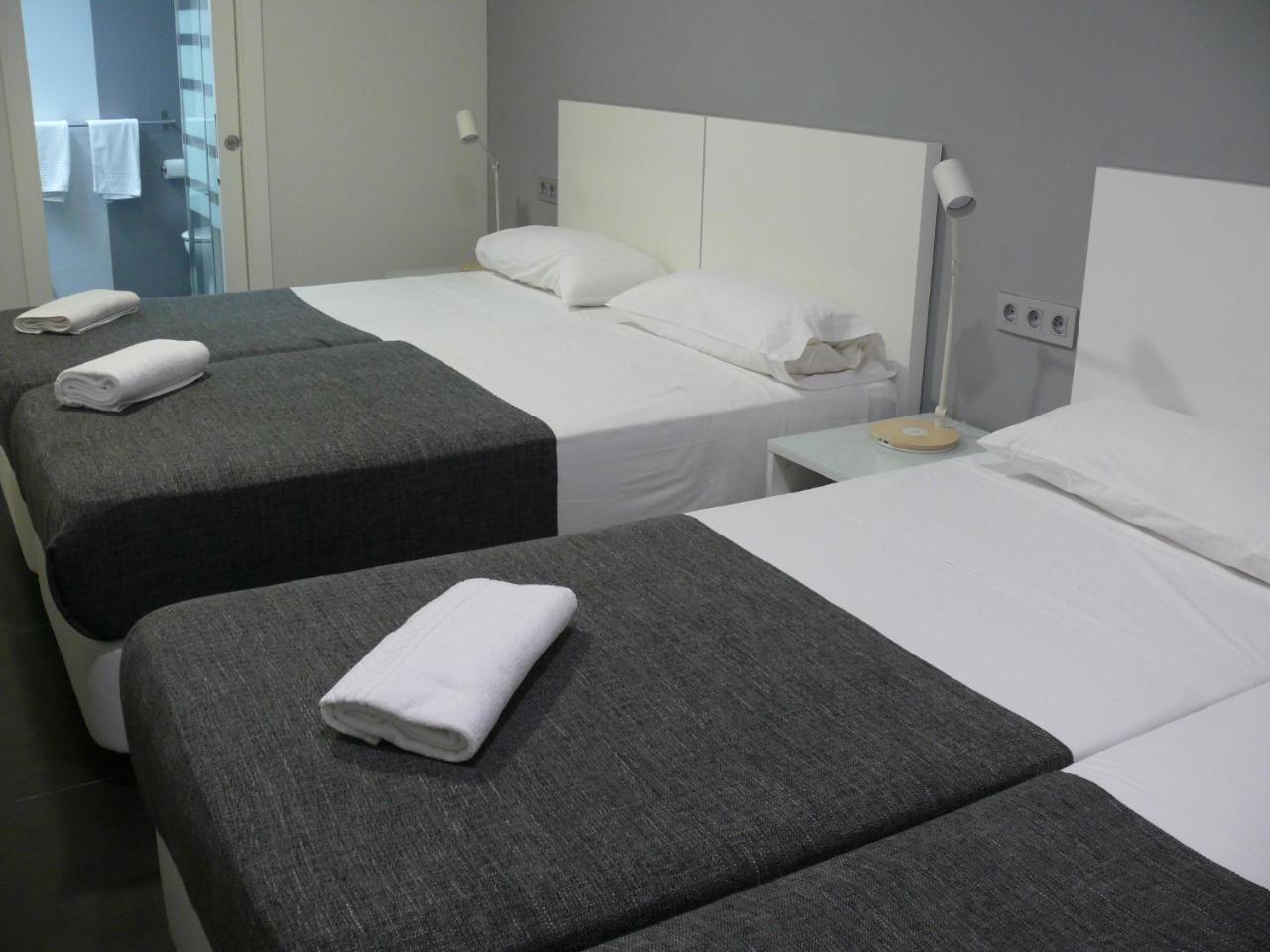 Hostal Bed Of The Sea Valencia Exterior photo