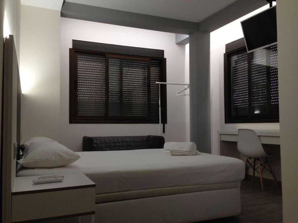 Hostal Bed Of The Sea Valencia Exterior photo
